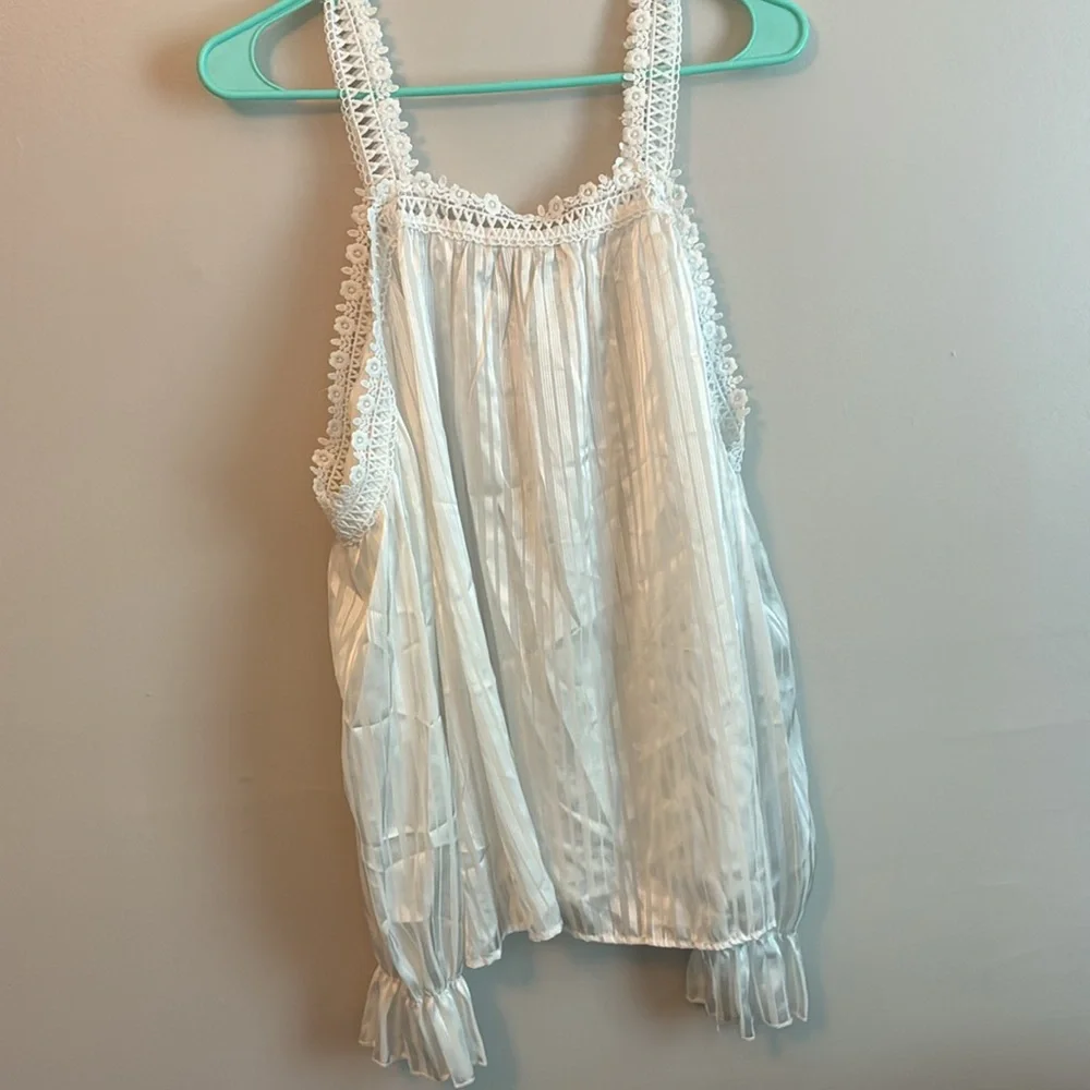 Women’s white top size medium - Picture 4 of 5